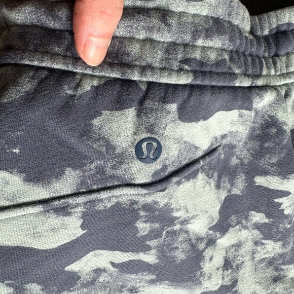 Lululemon Loungeful High-Rise Short 4" in Heritage Camo Wash WP Blue Multi - Picture 4 of 7